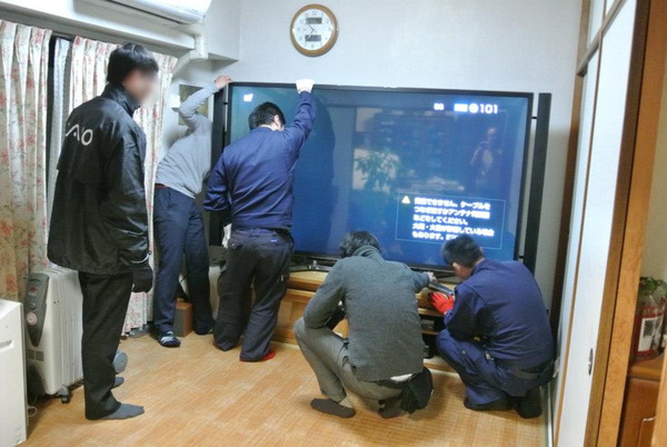 This is what a 84" 4K TV installed in a Japanese home looks like 7