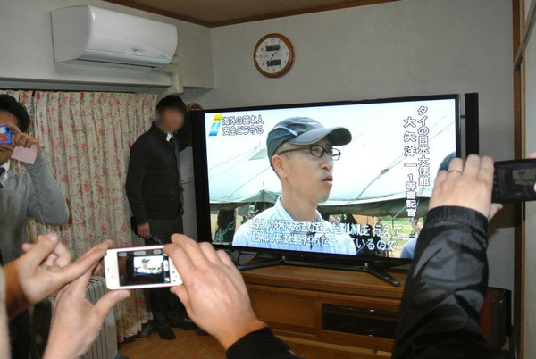This is what a 84" 4K TV installed in a Japanese home looks like 8